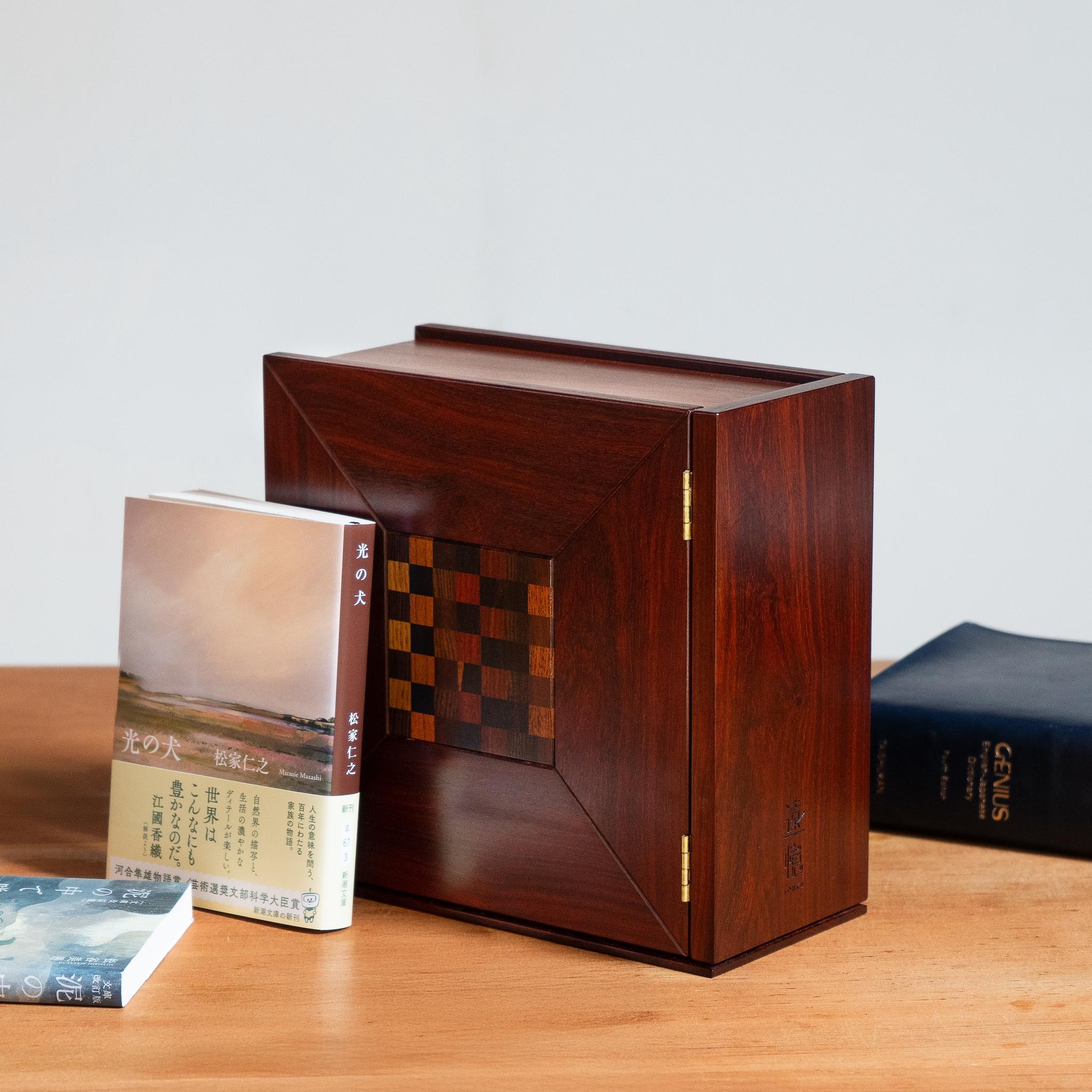 花立セット/遠憶 祈りの小箱［拭き漆・チェッカーフラッグ］＆花立［サクラ］無宗教の供養箱｜ミニ仏壇の代わり | 4枚目